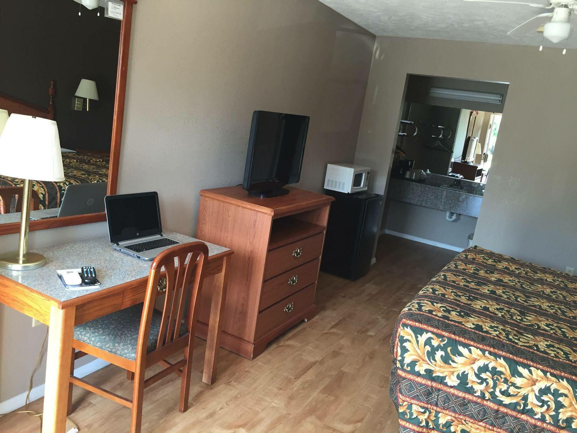 Deerfield Motel 2*